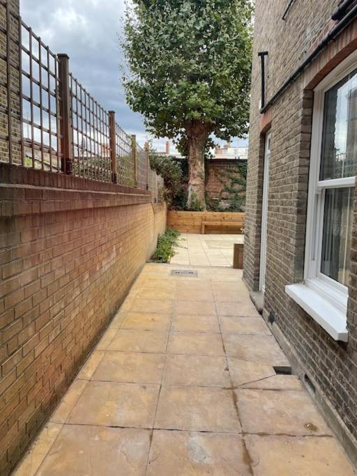 شقة West London Stunning Garden Flat - Period Features المظهر الخارجي الصورة
