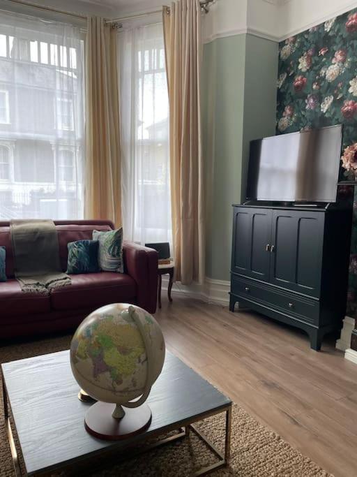 شقة West London Stunning Garden Flat - Period Features المظهر الخارجي الصورة